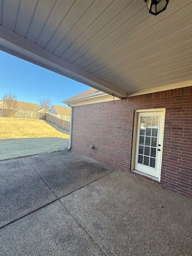 Building Photo - 3 bed 2 bath home with a large bonus room and an additional room that would be perfect for an off...