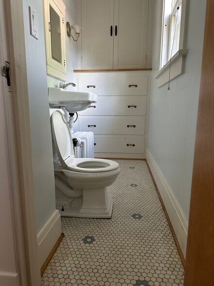 Powder Room - 1110 N Maplewood Ave