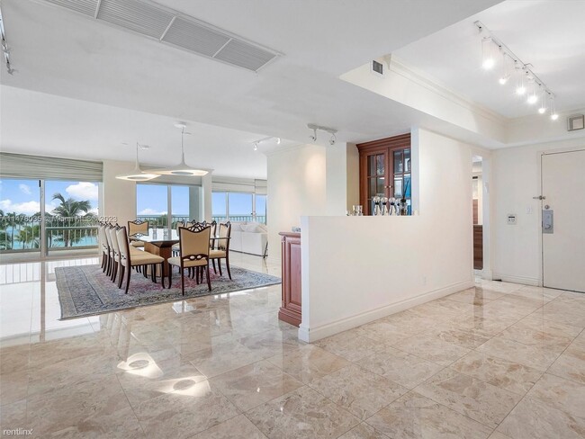 Building Photo - 3 br, 3.5 bath Condo - 10155 Collins Ave A...