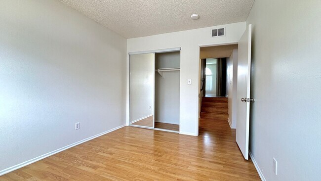 Building Photo - Lovely 4-bedrom 2.5-bath Condo In Panorama...