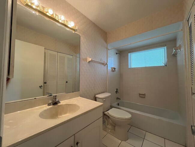 Building Photo - ** Annual ** 2 Bed / 2 Bath ** Single Fami...
