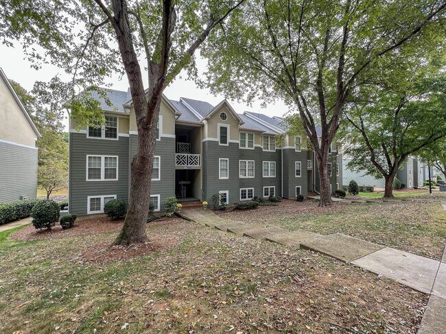 Building Photo - Amenity rich water front condo ready for move in!
