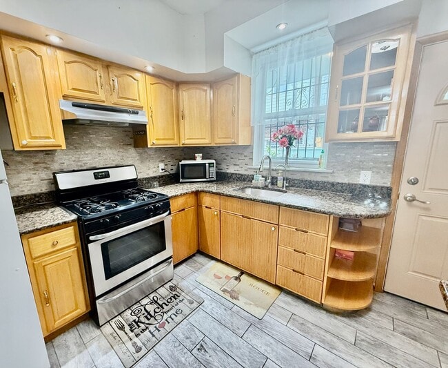 Building Photo - SPACIOUS & MODERN 3 BED/1.5 BA HOUSE w/ Central AC-HARDWOOD Flooring-WASHER/DRYER & Rear PATIO in...