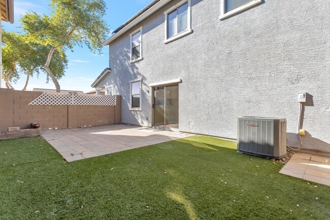 Building Photo - Welcome to this beautiful 3 bedroom, 2.5 bathroom home located in Avondale, AZ