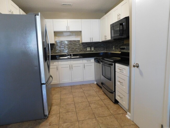 Building Photo - 12721 Valleywood Dr