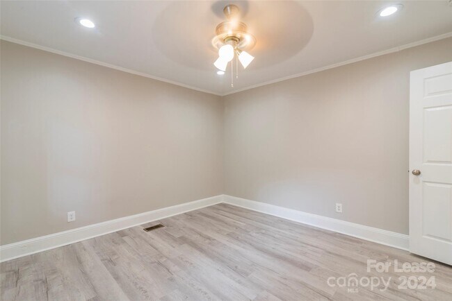 Building Photo - 2336 Barry St