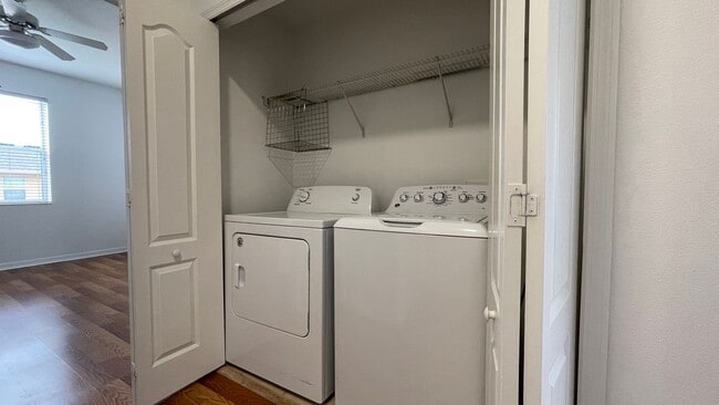 Building Photo - Charming,Pet Friendly 2 Bedroom, 2.5 Bath Townhome!