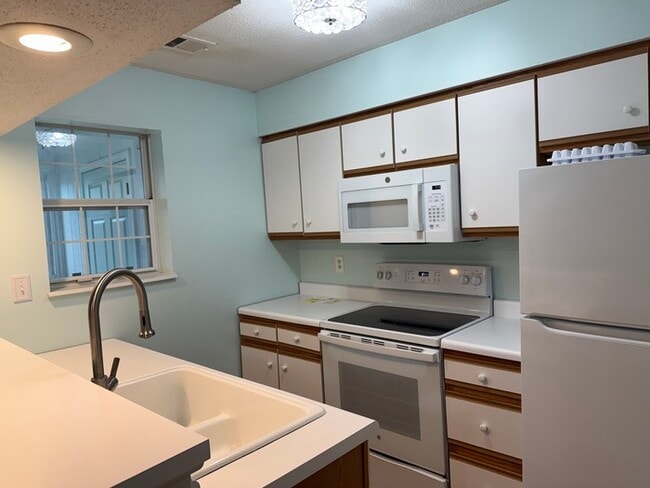 Building Photo - 6826 N Olive St