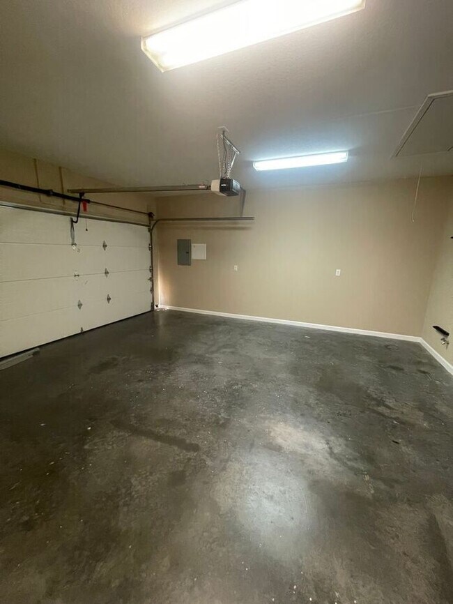 Building Photo - 3 bed, 2 bath, 2 car garage townhouse w/ bonus room in West Knoxville