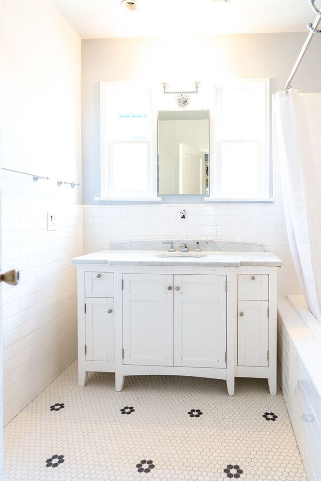 Building Photo - Vibrant 2b2b Franklin Hills / Los Feliz Home - Private Yard - Central HVAC