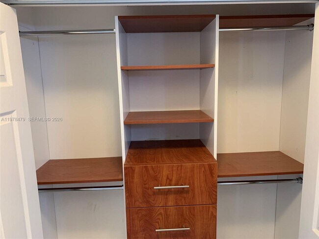 Building Photo - 570 S Park Rd