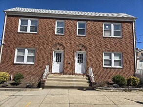 Building Photo - Renovated Modern 2 Bedroom -  No Fee