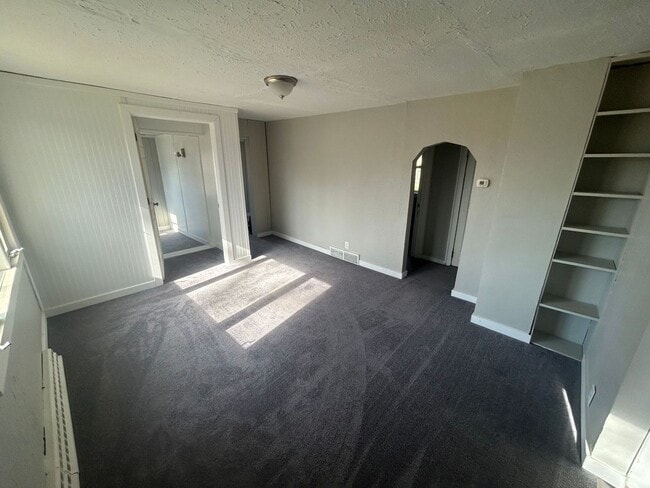 Building Photo - Refreshed and beautiful 3 bedroom single family home!