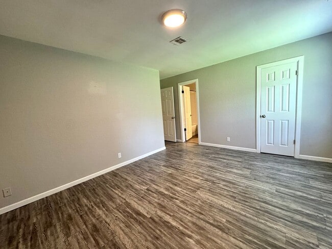 Building Photo - 3 bedroom 2 bathroom Duplex!
