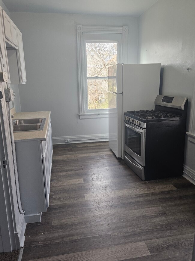 Building Photo - 635 Hawthore Ave