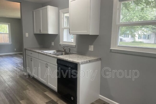 Building Photo - 2413 SW Mission Ave