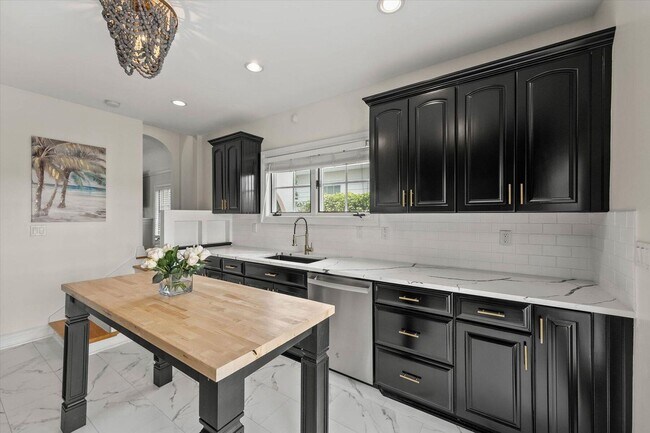 Building Photo - 221 Greymon Dr