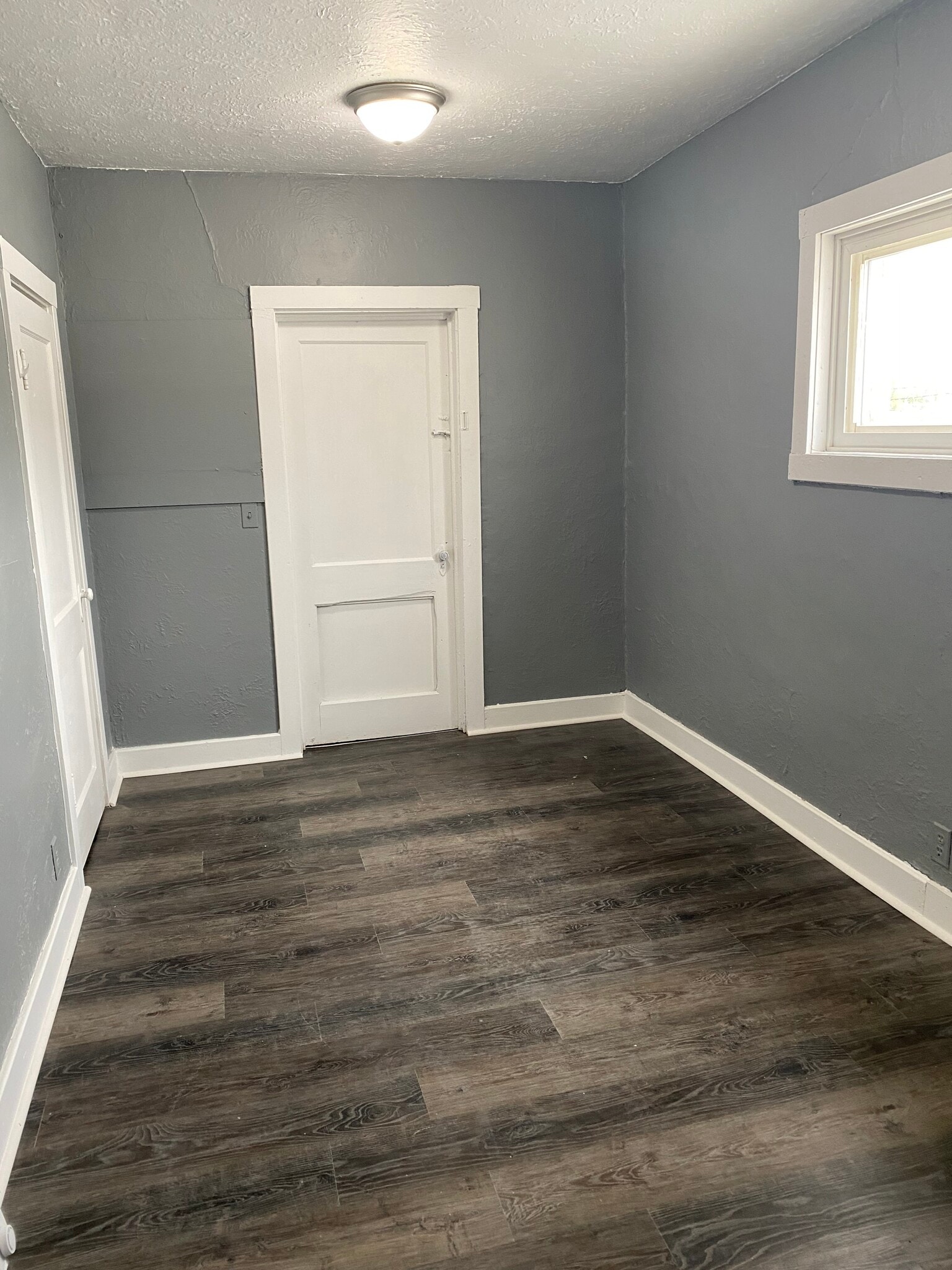 Building Photo - 103 W Main St