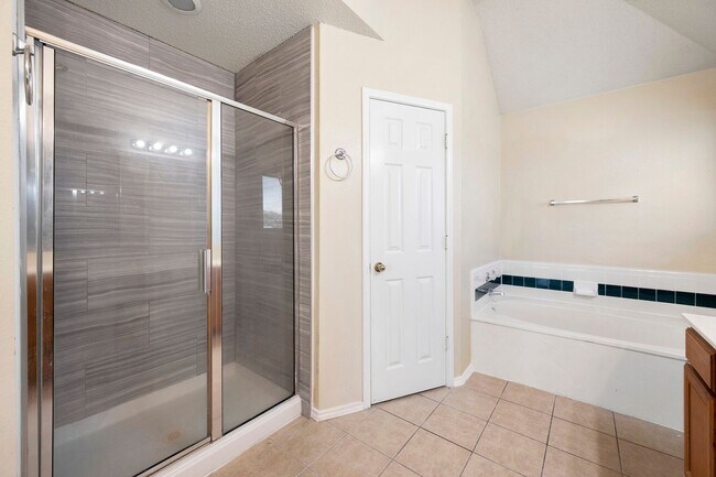 Building Photo - 6917 Club Creek Dr