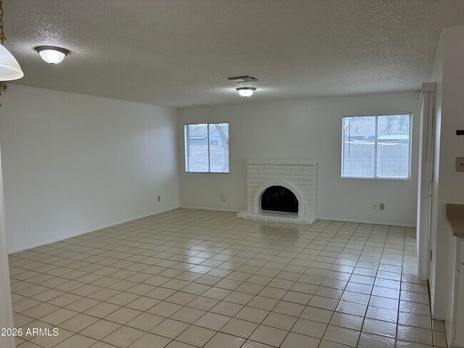 Building Photo - 4831 W Juniper Ave