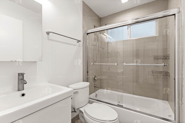 Building Photo - (Arely:B) 1209-1211 N. Beachwood Drive