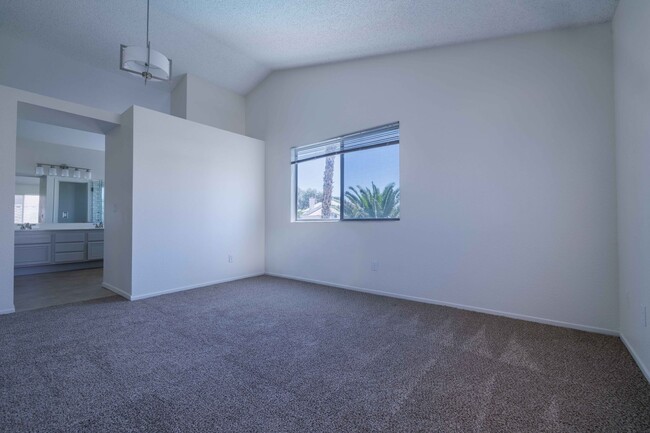 Building Photo - Newly Refreshed 4 Bedroom Home