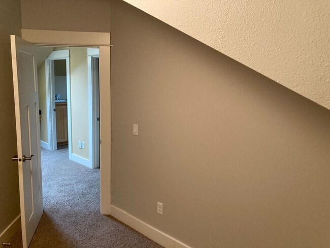 Building Photo - A Must See! 4 Bedroom House in North Eugene