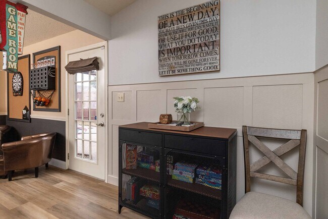 Building Photo - 8467 Willow Creek Dr