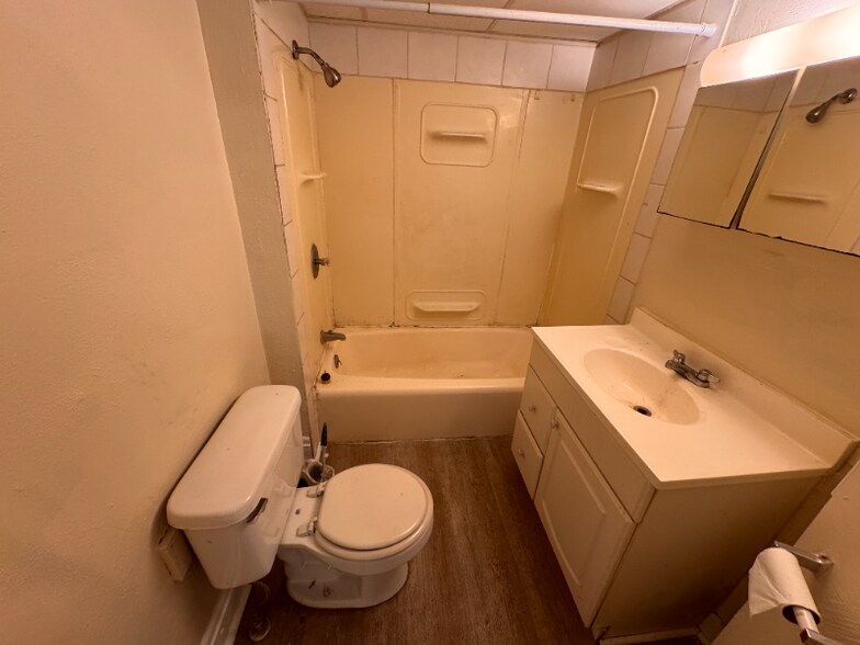 Building Photo - 806 S 32nd St