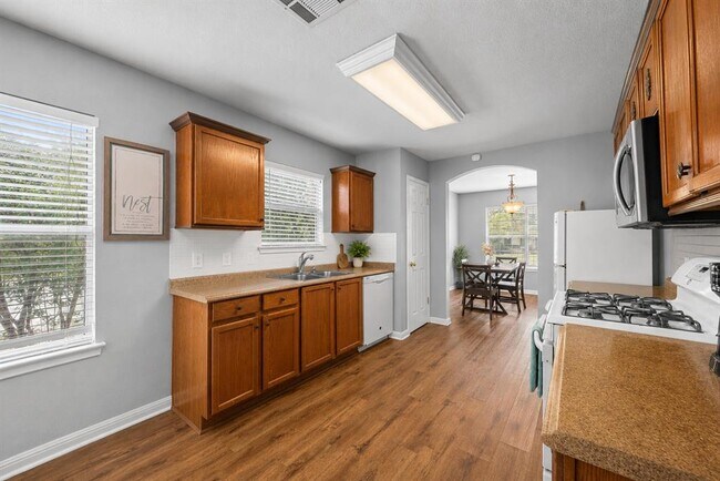 Building Photo - 3800 Hickox Dr