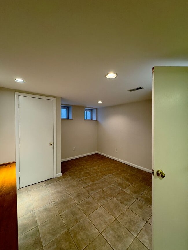 Building Photo - Charming 2 Bedroom/2.5 Bathroom in South Baltimore, MD!