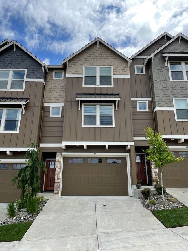 Building Photo - LUXURY 4 Bed Camas Townhome! Gated Communi...