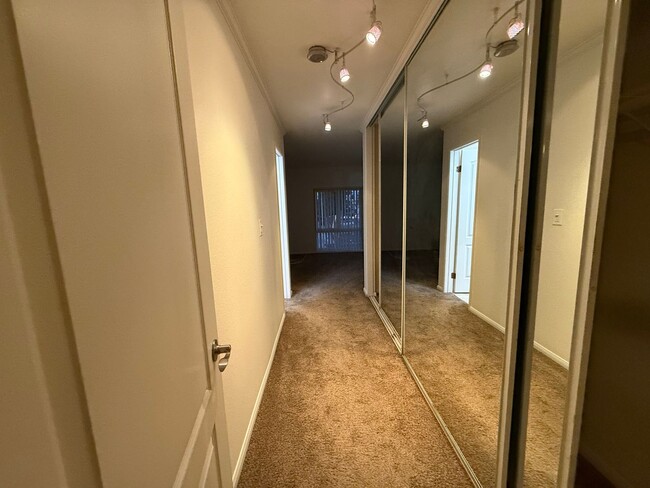 Building Photo - Perfect Upstairs 1BD Condo in Clairemont w...