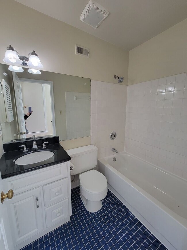 Building Photo - Spacious and Bright 2-level 1 BR in Adams Morgan
