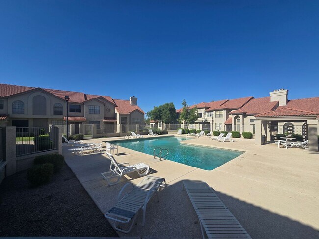 Building Photo - 2 Bedroom/2.5 Bathroom Townhome in Chandler