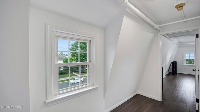 Building Photo - 87 Maple Ave