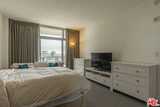 Building Photo - 13700 Marina Pointe Dr