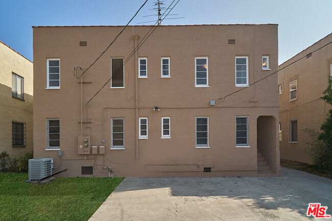 Building Photo - 1213 Stearns Dr