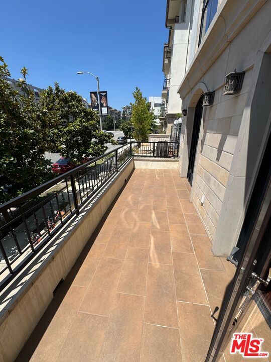 Building Photo - 1636 S Beverly Glen Blvd