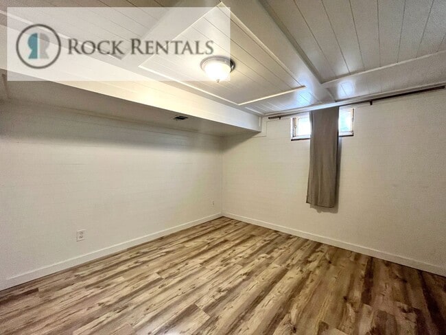 Building Photo - 3 Bed 2 Bath with a Basement Bonus Room