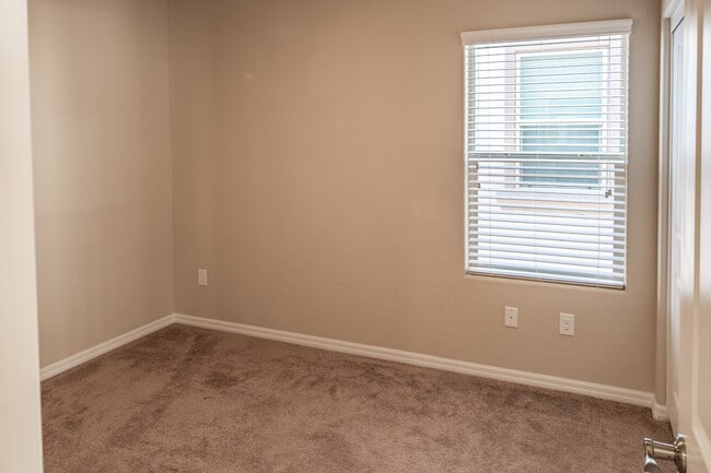 Building Photo - ABSOLUTELY STUNNING HOME IN POSH DOWNTOWN SUMMERLIN!