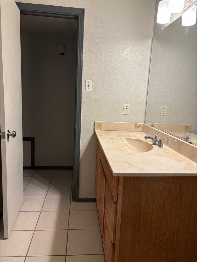 Building Photo - 1901 Amy Sue Dr