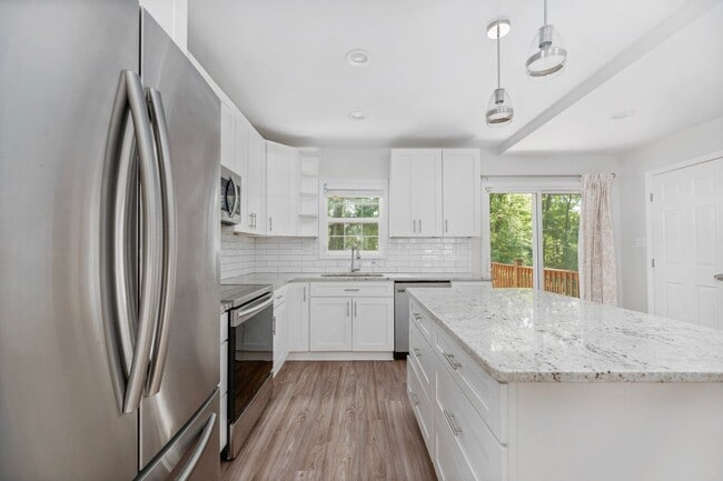 Building Photo - (Coming Soon) Renovated Home just minutes from Uptown!