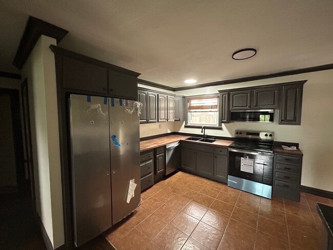 Building Photo - 9610 Britannia Ct