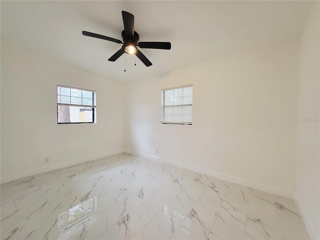 Building Photo - 2511 Drake Dr