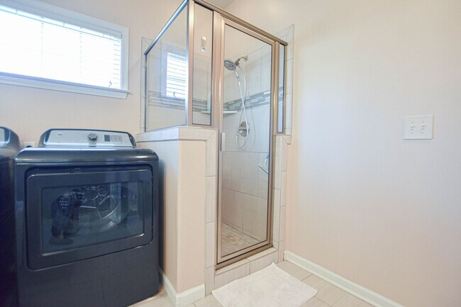 Building Photo - Pet Friendly Three Bedroom!