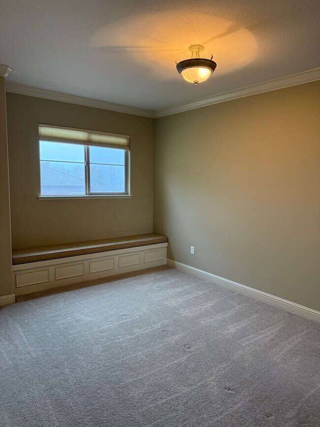 Building Photo - Beautiful 3 bedroom plus loft and office in highly sought Serrano community!