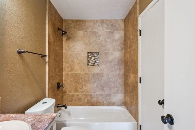 Building Photo - Cozy 2-bedroom, 1.5-bath townhome