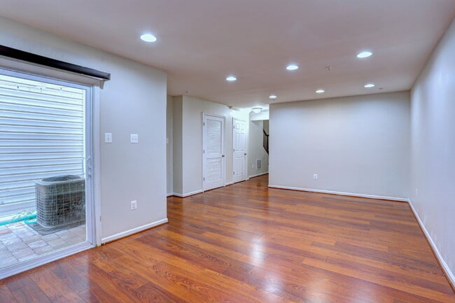 Building Photo - 3BD/2.2BA:  Fabulous Baltimore Townhome