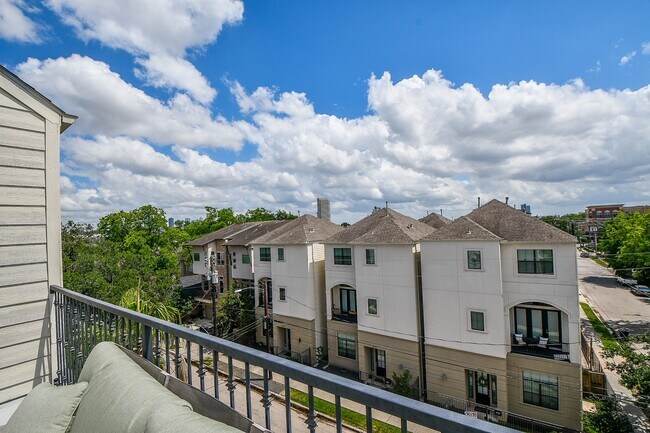 Building Photo - 1204 Fowler St